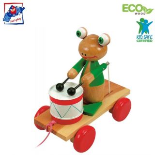 - Woody 90196 Eko koka izglītojo&amp;amp;#353;ā rotaļlieta ar skaņām vilkt aiz striķīti ''Varde ar bungām'' bērniem no 2 gadiem + 19x21cm