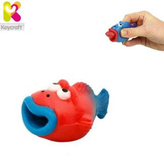 - KeyCraft NV173 Smieklīga gumijas Zivtiņa ar izlekamo mēli 5cm bērniem no 3+ gadiem Sarkana